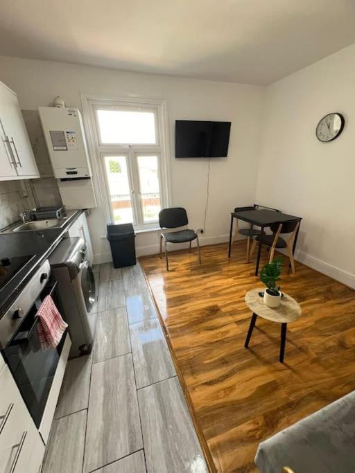 2 Bedroom Apartment Near Station Londyn Zewnętrze zdjęcie