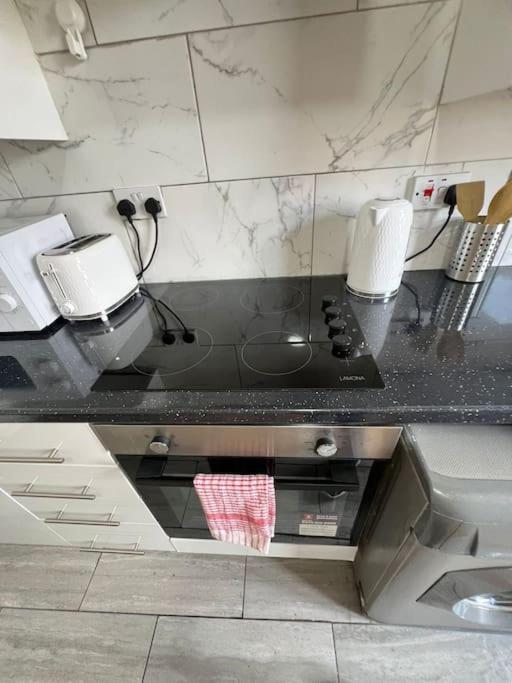 2 Bedroom Apartment Near Station Londyn Zewnętrze zdjęcie