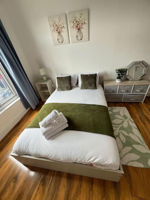 2 Bedroom Apartment Near Station Londyn Zewnętrze zdjęcie