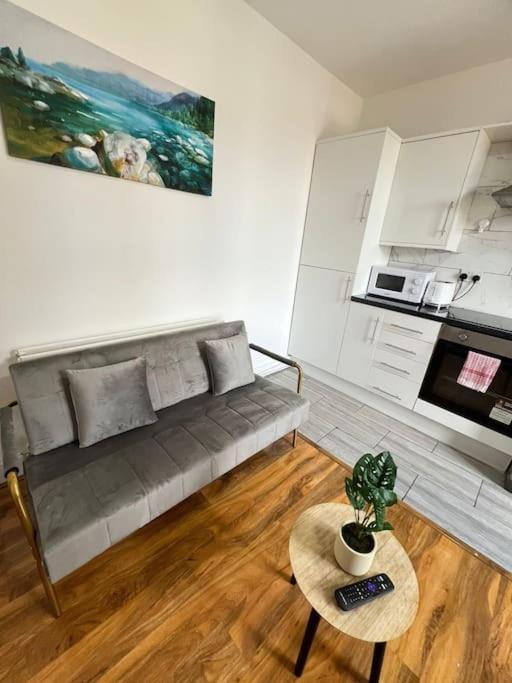 2 Bedroom Apartment Near Station Londyn Zewnętrze zdjęcie